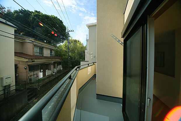 お洗濯物が良く乾きそうな、南西向きのバルコニーです♪