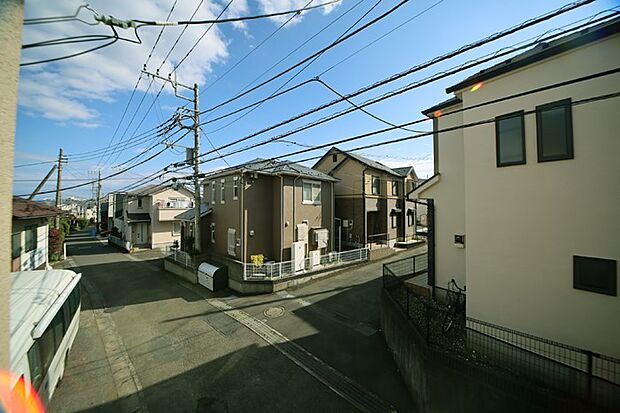 バルコニーからの眺望です! 陽当り眺望良好となっております♪