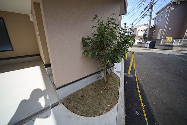 玄関周辺はスペースがございますので、植栽を楽しめそうですね♪