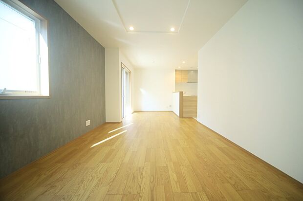 明るい光が差し込む、心地のよいリビングでございます♪