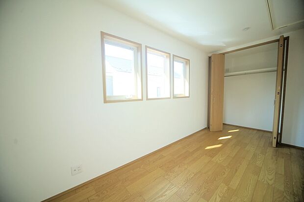 屋根裏収納の有る、洋室6.7帖となっております♪