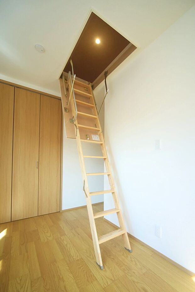 普段使わない物の片付けに便利な、屋根裏収納がございます♪
