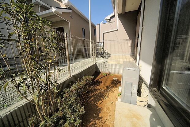 掃出し窓から出られる、お庭スペースがございます♪