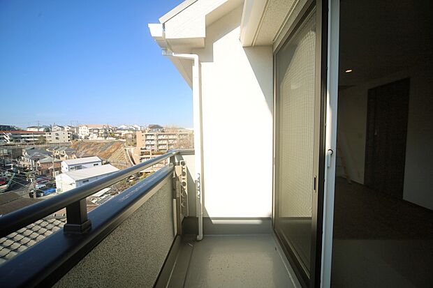 お洗濯物が良く乾きそうな、南向きのバルコニーです♪