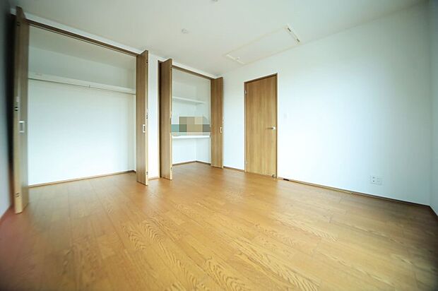 バルコニーに面した、洋室8帖となっております♪