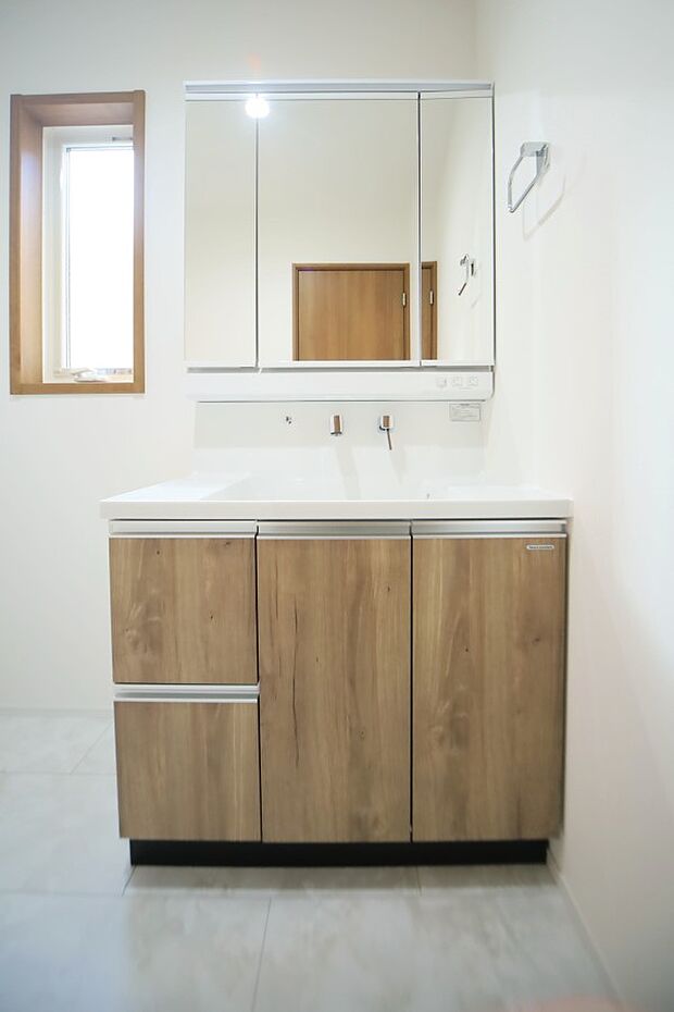 三面鏡のシャンプードレッサーで、お出かけ前の身支度もスムーズに♪