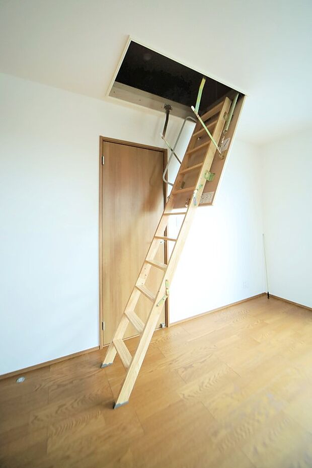普段使わない物の片付けに便利な、屋根裏収納がございます♪