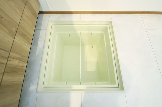 調味料などのストックに便利な、床下収納がございます。