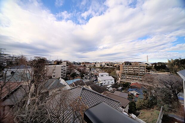 バルコニーからの眺望です！　陽当り眺望良好となっております♪