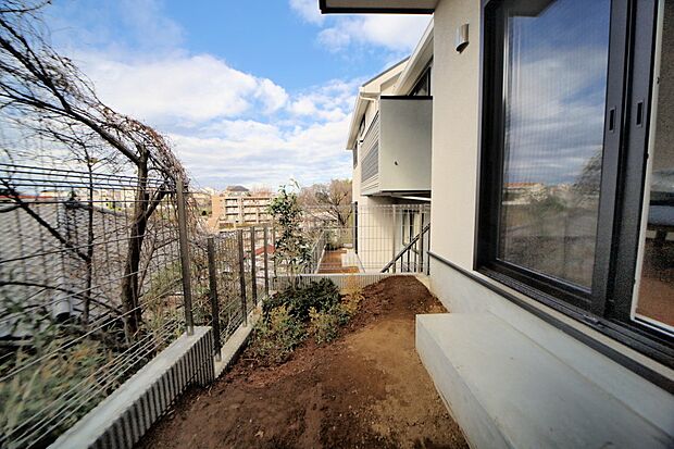 掃出し窓から出られる、お庭スペースがございます♪