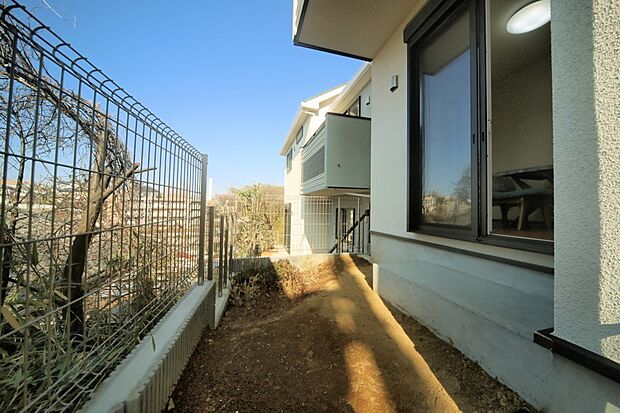 掃出し窓から出られる、お庭スペースがございます♪