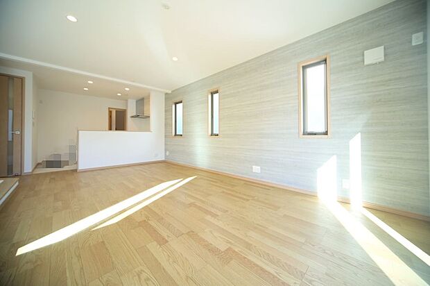 明るい光が差し込む、心地のよいリビングでございます♪