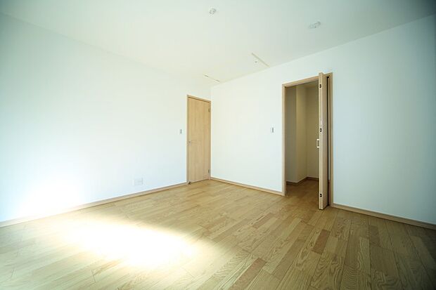 ウォークインクロゼットの有る、洋室8帖となっております♪