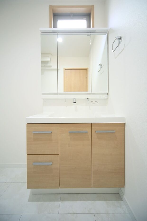 三面鏡のシャンプードレッサーで、お出かけ前の身支度もスムーズに♪