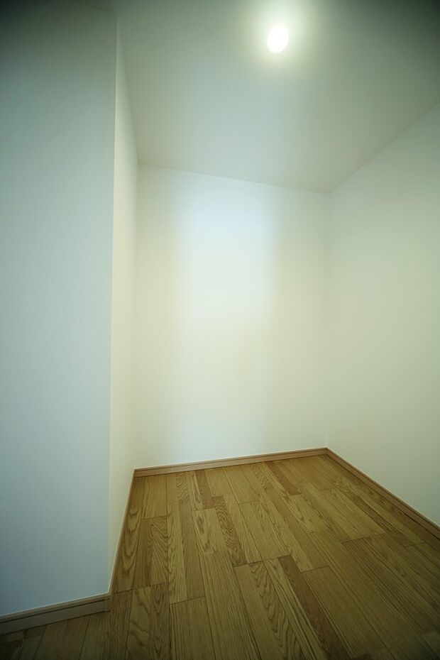 主寝室には、ウォークインクロゼットが設置されております♪