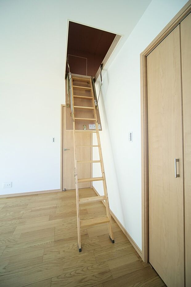 普段使わない物の片付けに便利な、屋根裏収納がございます♪