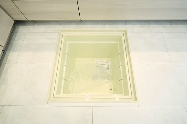 調味料などのストックに便利な、床下収納がございます。