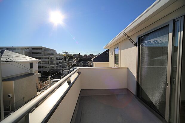 お洗濯物が良く乾きそうな、東南向きのバルコニーです♪
