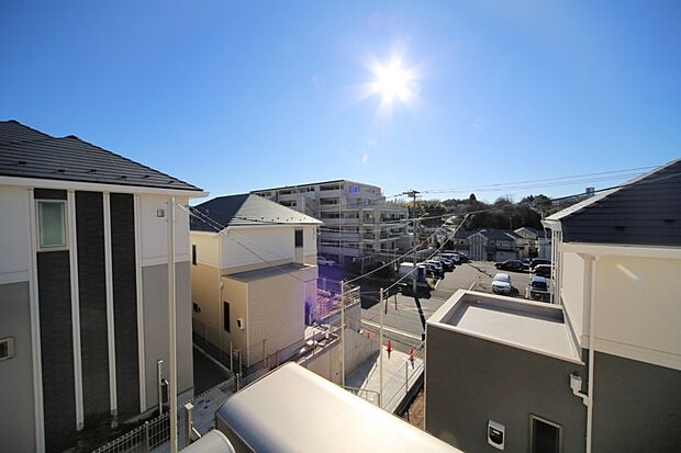 バルコニーからの眺望です！　陽当り眺望良好となっております♪
