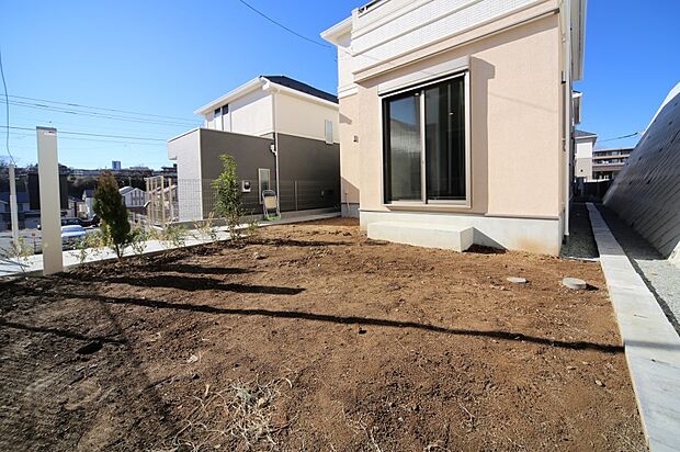 広いお庭がございますので、ガーデニング等いかがでしょうか♪