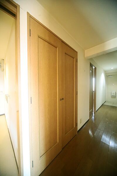 廊下にある収納棚は、使い勝手がよさそうですね♪