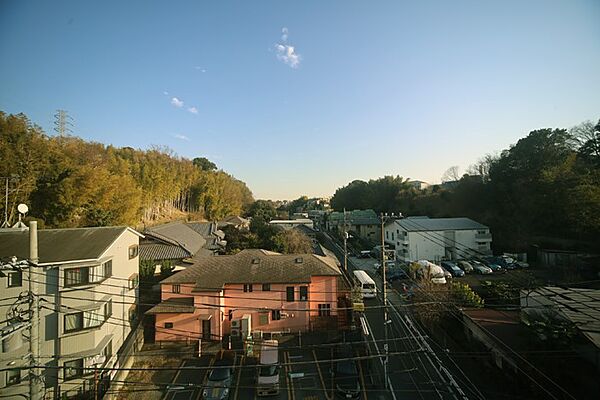 周辺は緑豊かで、閑静な住宅地となっております♪