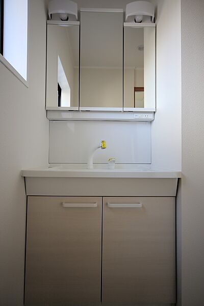 三面鏡のシャンプードレッサーで、お出かけ前の身支度もスムーズに♪