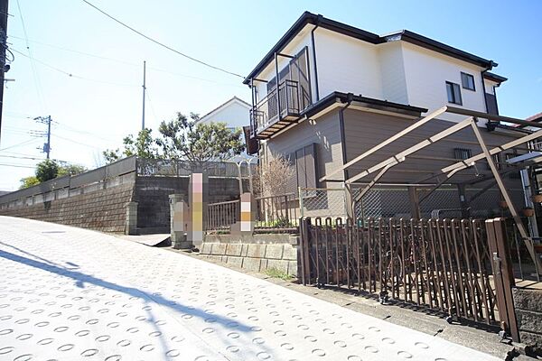 2階建ての4ＬＤＫです！　2階に2箇所のバルコニーがございます♪