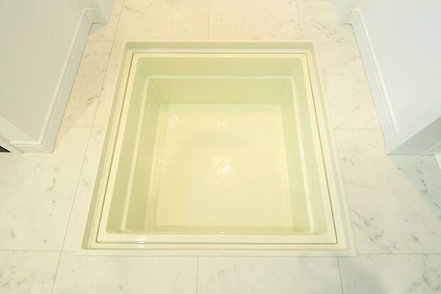 詰め替えなどのストックに便利な、床下収納がございます♪