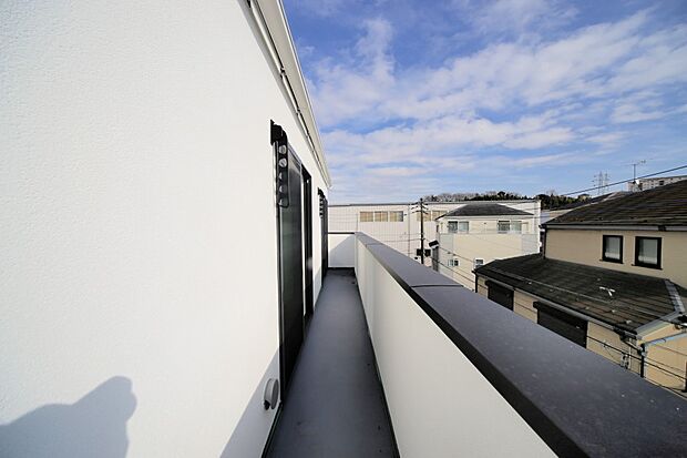 お洗濯物が良く乾きそうな、東南向きのバルコニーです♪