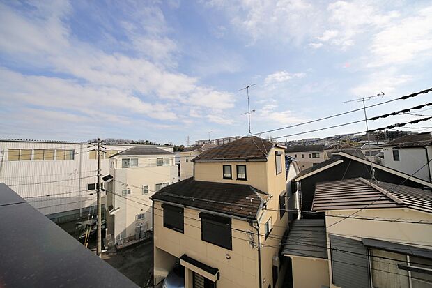 バルコニーからの眺望です！　陽当り良好となっております♪