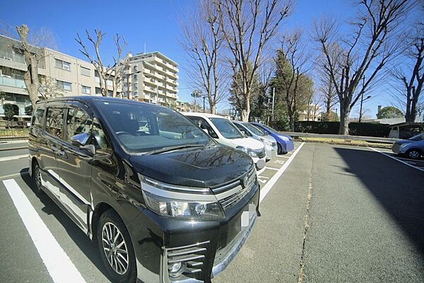敷地内駐車場です（空き状況はお問い合わせ下さいませ。）