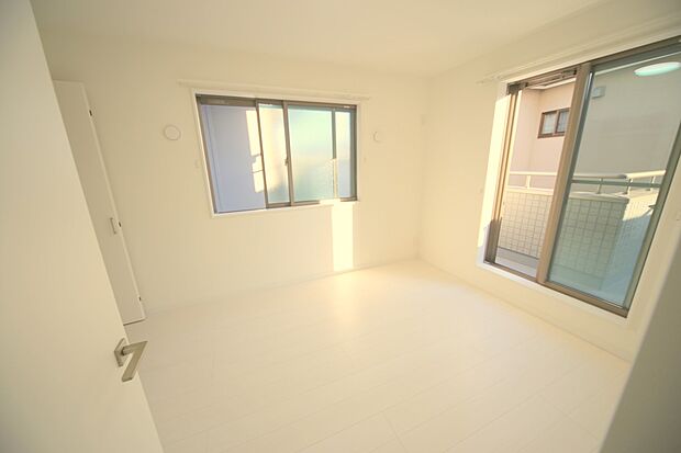 バルコニーに面した、2階の洋室は約6帖です♪