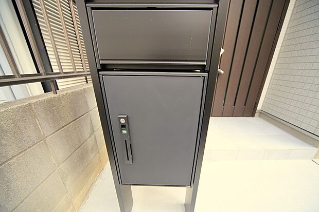 外出中などの不在時に便利な、宅配ボックスがございます。