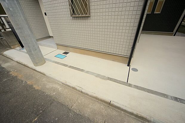 玄関の横には、自転車や小型バイクが置けるスペースがあります。