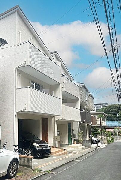 平成25年11月築！です　東側公道4Ｍに面す整形地です♪　