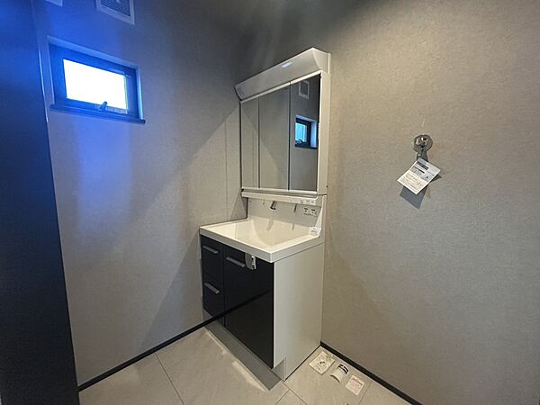 三面鏡の洗面化粧台です！　お出かけ前の身支度もスムーズに♪