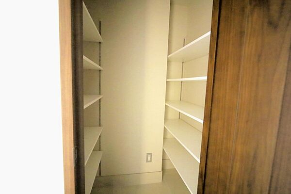 靴がたっぷり収納できる、シューズインクロークがございます♪