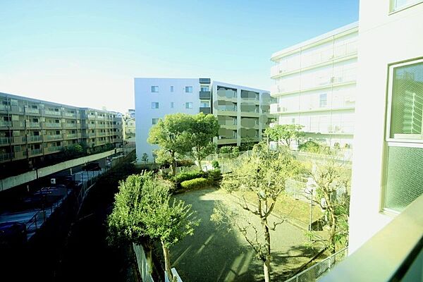 4階部分の西向きで、陽当り良好となっております♪