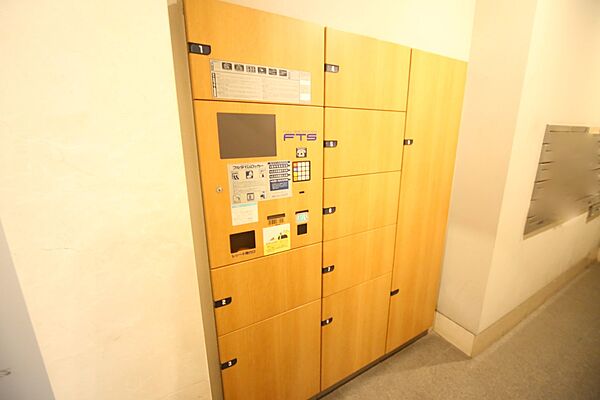 外出中などの不在時に便利な、宅配ボックスもございます