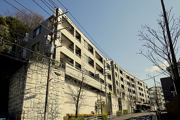 2001年3月築です！　新耐震基準のマンションとなっております♪