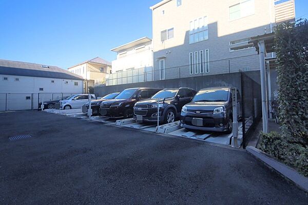 敷地内駐車場です（空き状況はお問い合わせ下さいませ。）