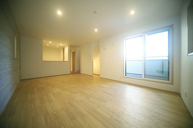 明るい光が差し込む、心地のよいリビングでございます♪