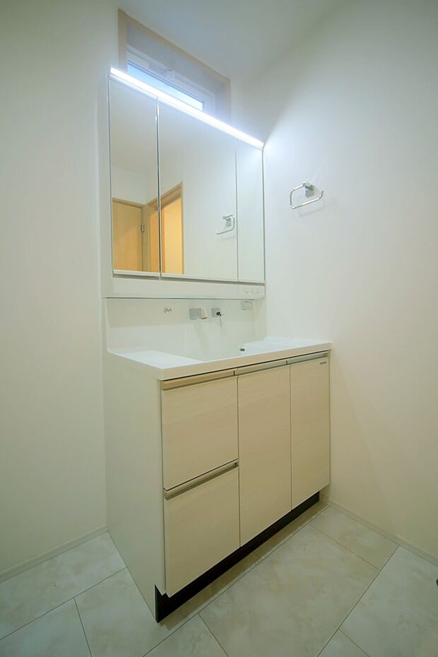 三面鏡のシャンプードレッサーで、お出かけ前の身支度もスムーズに♪