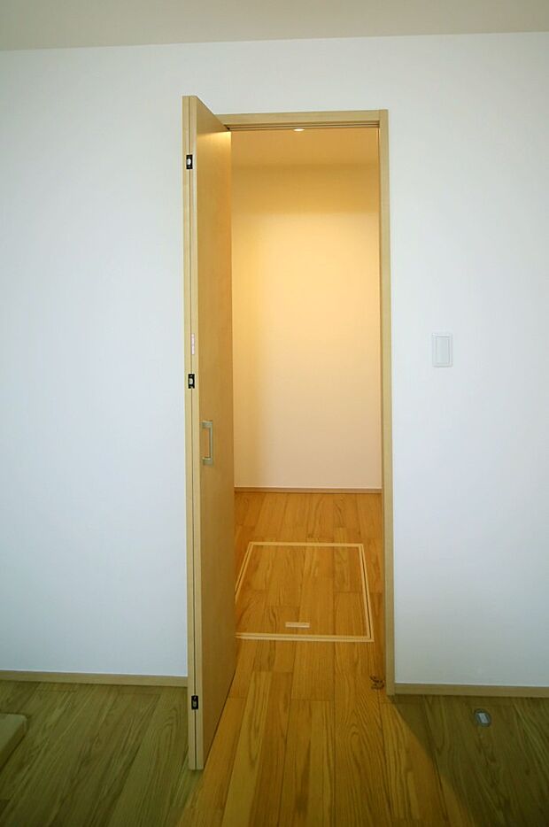 主寝室には、ウォークインクロゼットが設置されております♪