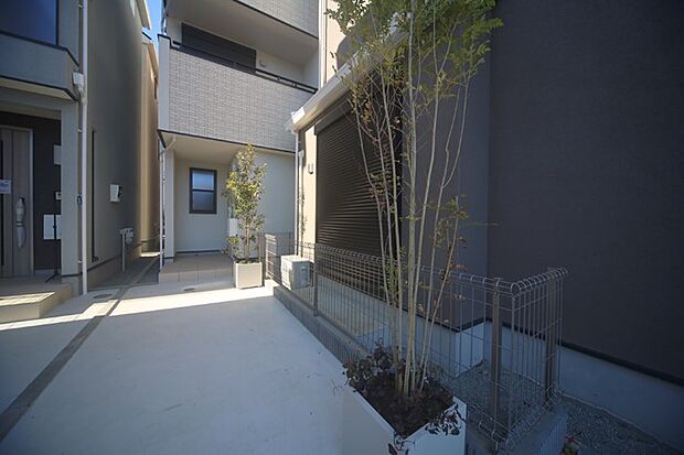 玄関前の駐車スペースにはシンボルツリーが植樹されています。