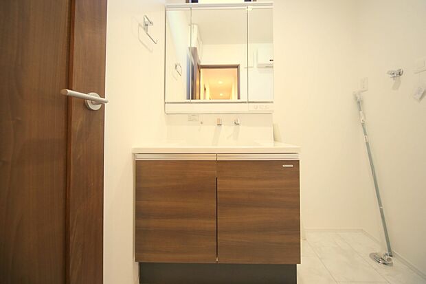 三面鏡のシャンプードレッサーで、お出かけ前の身支度もスムーズに♪