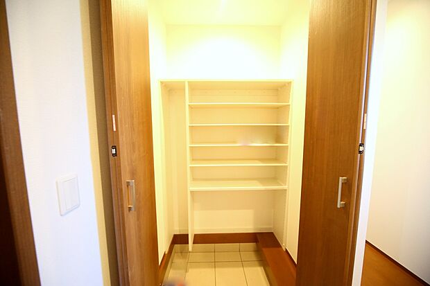 収納力の豊富なシューズクロークがあります♪