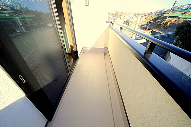 お洗濯物が良く乾きそうな、東南向きのバルコニーです♪