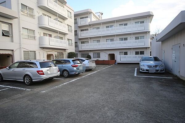 敷地内駐車場です（空き状況はお問い合わせ下さいませ。）